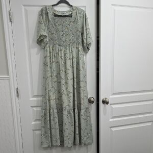 Chic Green Maxi Dress with Flowing Silhouette